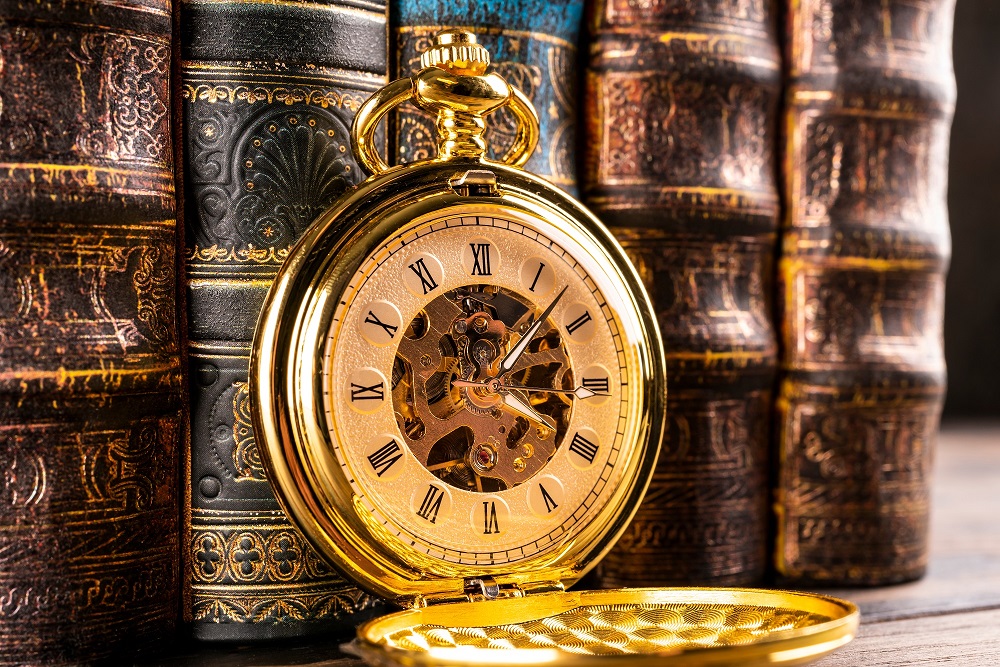 Antique,Clock,On,The,Background,Of,Vintage,Books.,Mechanical,Clockwork